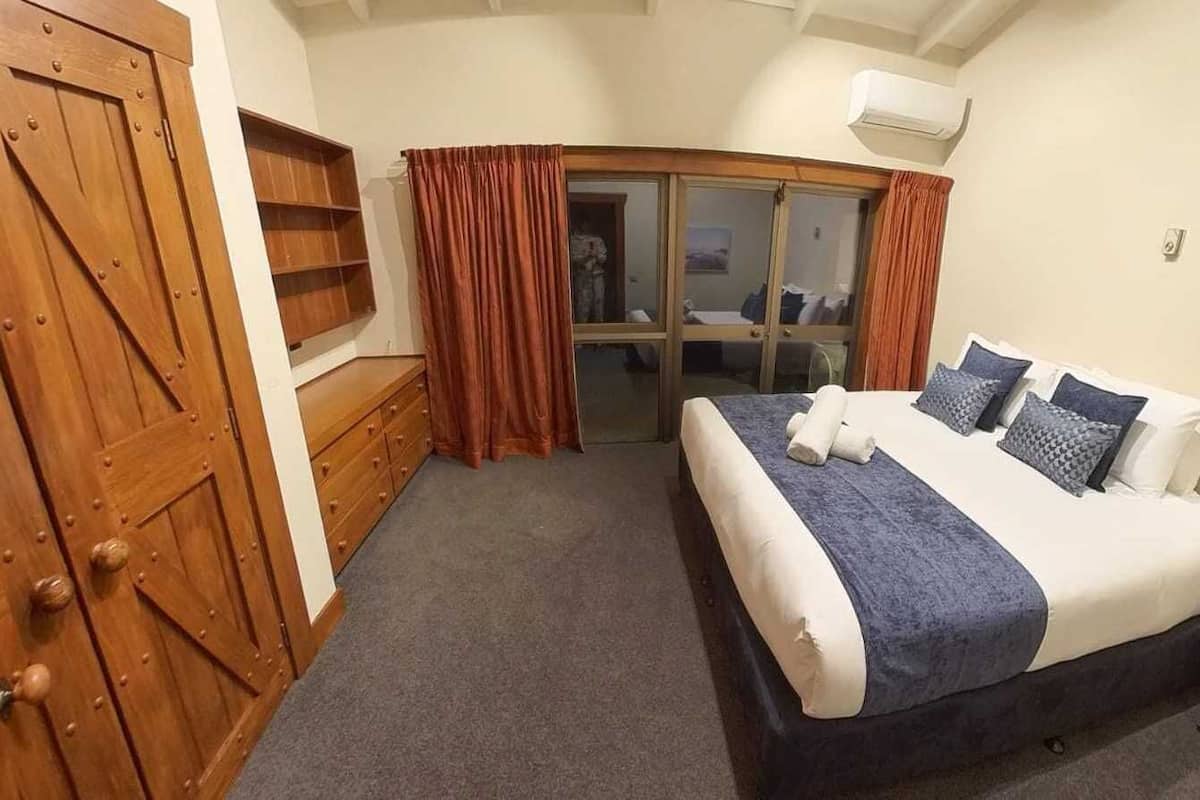 Familie huis, 4 slaapkamers, uitzicht op tuin | 1 slaapkamer, een strijkplank/strijkijzer, gratis wifi, beddengoed
