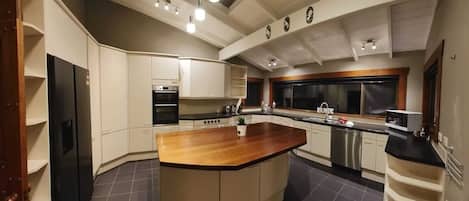 Family House, 4 Bedrooms, Garden View | Private kitchen