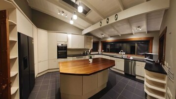 Family House, 4 Bedrooms, Garden View | Private kitchen