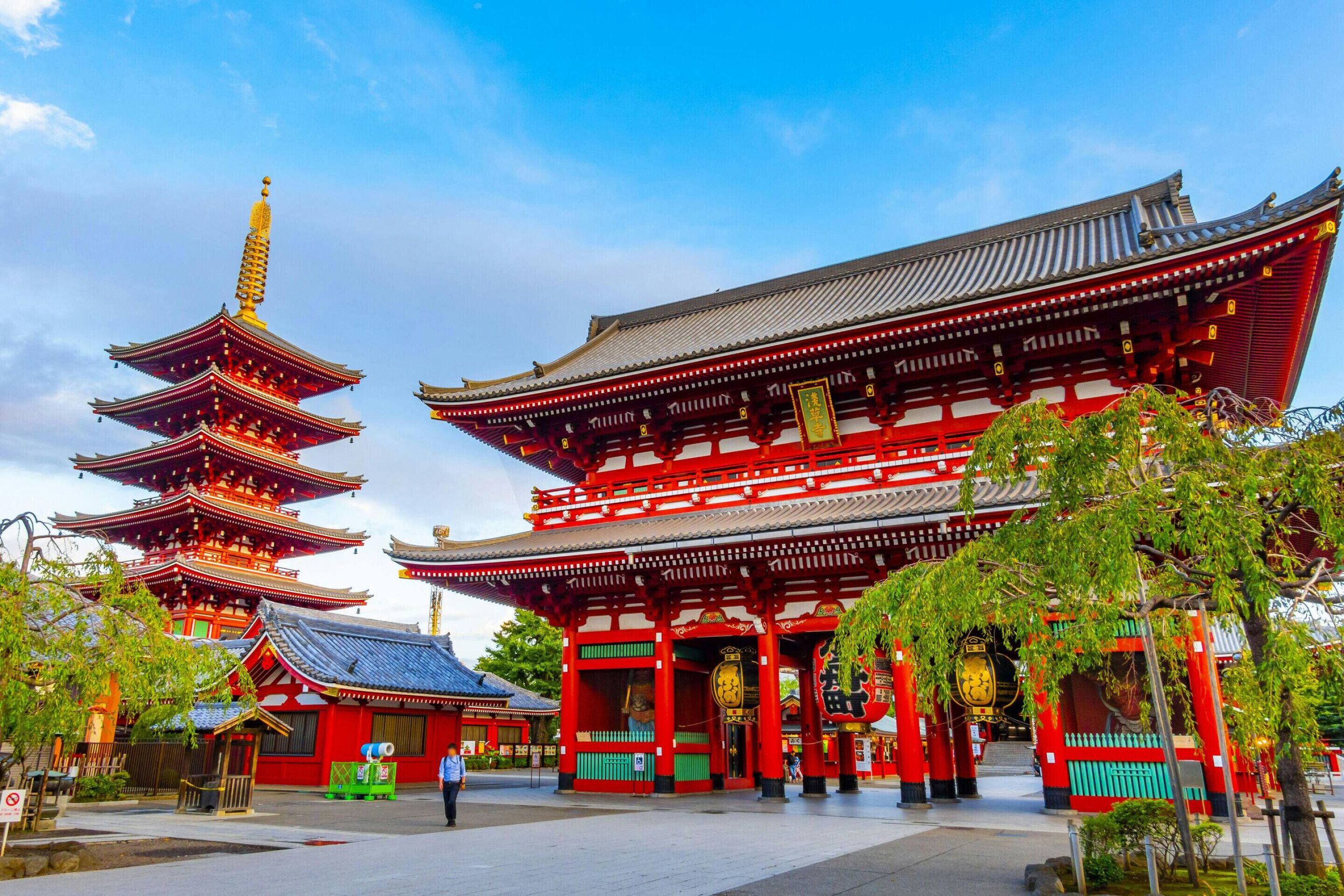 Un templo japonés tradicional con varias torres al estilo pagoda y un amplio salón principal.