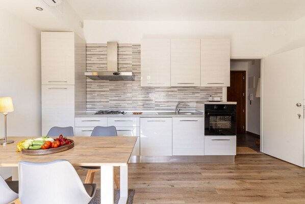 Four, plaque de cuisson, lave-vaisselle, cafetière/bouilloire