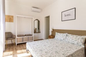 1 bedroom, WiFi, bed sheets - Livorno Modern Apartment with Balcony! (Livorno)