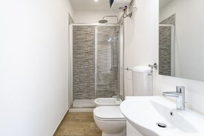 Douche, sĂšche-cheveux, bidet