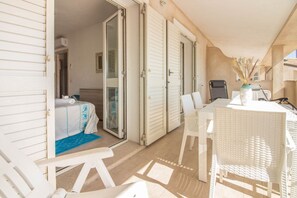 Outdoor dining - Palau - Lovely Apartment near the Beach! (Palau)