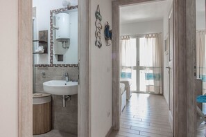 Regadera, secadora de cabello, bidet 