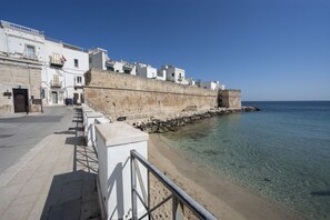 Beach - GuestHost - Cozy apartment that accommodates up to 4 people, well furnished and located in a period building of which it preserves the beautiful local stone vaults and the mosaic floor. The apt is located in the historic center (ZTL) but at the same time (Monopoli)