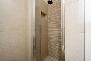 Dusche, Haartrockner, Bidet, Handtücher