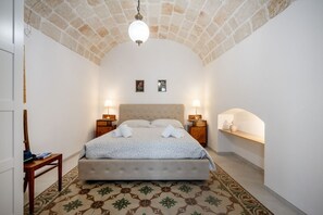1 bedroom, iron/ironing board, WiFi, bed sheets - GuestHost - Cozy apartment that accommodates up to 4 people, well furnished and located in a period building of which it preserves the beautiful local stone vaults and the mosaic floor. The apt is located in the historic center (ZTL) but at the same time (Monopoli)