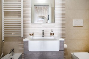 Regadera, secadora de cabello, bidet, toallas 