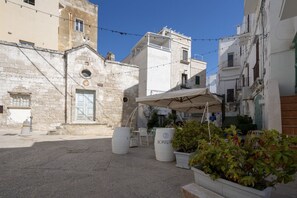 Terrace/patio - GuestHost - Beautiful apartment that accommodates up to 4 people, equipped with all the comforts for a pleasant stay, including a furnished sea-view terrace to enjoy unmissable moments of relaxation. The accommodation is located in a period building with (Monopoli)