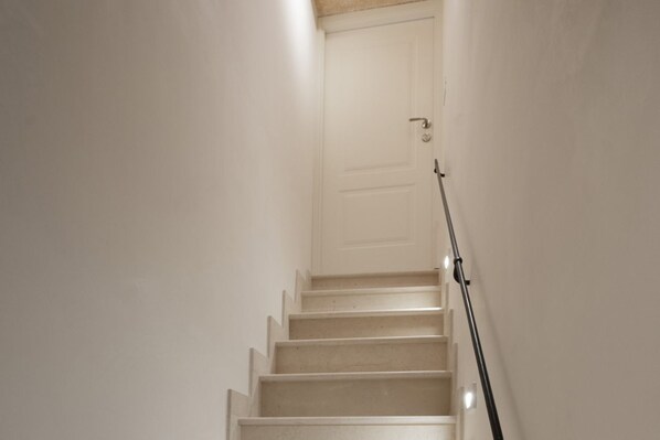 Eine Treppe mit einer weißen Tür oben.