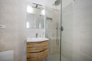 Douche, séchoir à cheveux, bidet, serviettes fournies