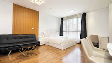 Deluxe Studio Suite, 1 King Bed | Room amenity