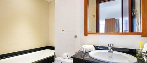 Basic Apartment, 1 King Bed with Sofa bed | Room amenity