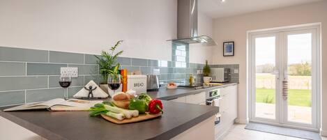 Kühlschrank, Mikrowelle, Ofen, Geschirrspüler