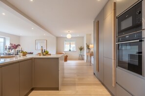 Micro-ondas, lava-louças, cafeteira/chaleira