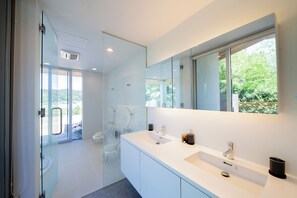 设计独立别墅 | 浴室 | 吹风机、毛巾、肥皂、洗发水
