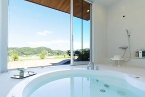 Design huis | Badkamer | Een haardroger, handdoeken, zeep, shampoo
