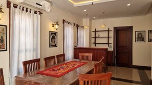 Deluxe Double Room, Non Smoking | Living area