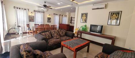 Deluxe Double Room, Non Smoking | Living area