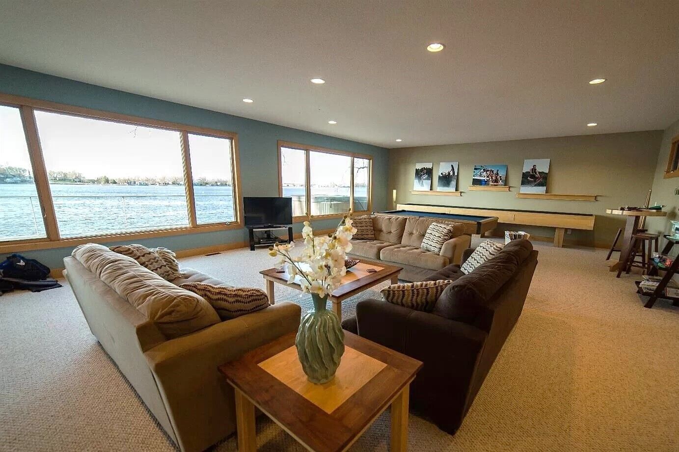 Spacious 6 Bedroom Lake Front Home with Beautiful Lake Views!