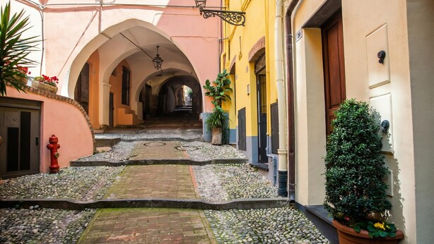 A narrow alleyway with cobblestone paths, arches, and potted plants. - Casa Felice Sanremo Centre Sea-View Apartment for 4, Sanremo, Italy (Sanremo)