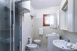 Dusche, Haartrockner, Bidet, Handtücher