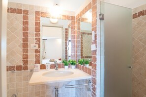 Dusche, Haartrockner, Bidet, Handtücher