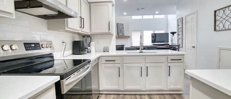 冷蔵庫、電子レンジ、オーブン、コンロ