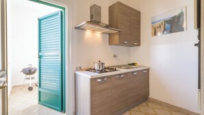 Cafetera/tetera, refrigerador, horno, placa de cocina