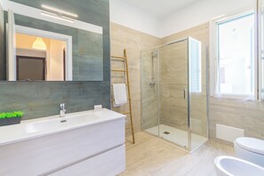 Regadera, secadora de cabello, bidet, toallas 