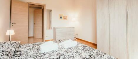 2 makuuhuonetta, silitysrauta/-lauta, ilmainen Wi-Fi, vuodevaatteet