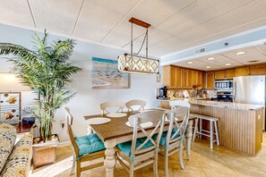 Dining - Beachfront condo with ocean-view balcony, outdoor pool, washer/dryer & AC (Ocean City)