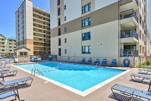 A heated pool - Beachfront condo with ocean-view balcony, outdoor pool, washer/dryer & AC (Ocean City)