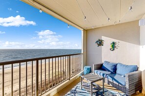 Property grounds - Beachfront condo with ocean-view balcony, outdoor pool, washer/dryer & AC (Ocean City)