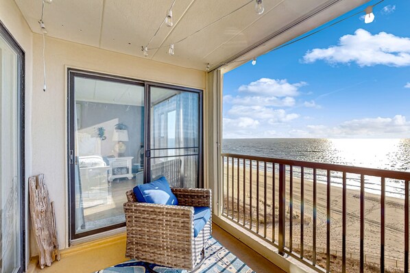 Property grounds - Beachfront condo with ocean-view balcony, outdoor pool, washer/dryer & AC (Ocean City)