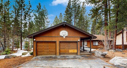 Dog-friendly retreat in Incline Village with fireplace & washer/dryer