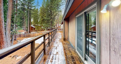 Dog-friendly retreat in Incline Village with fireplace & washer/dryer