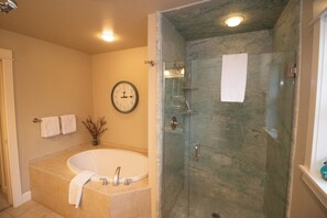 Hair dryer, towels, soap, shampoo - Old Town River Front Condo (Florence)