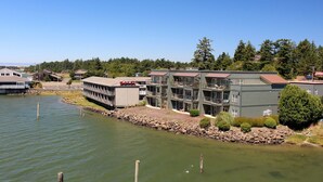 Et hotel med havudsigt, flere balkoner og en anløbsbro.
