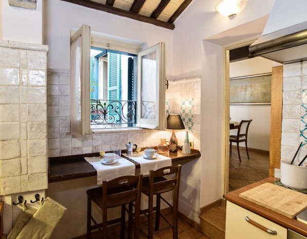 Fridge, microwave, oven, dishwasher - Estate4home - Trevi fountain apartment (Roma)