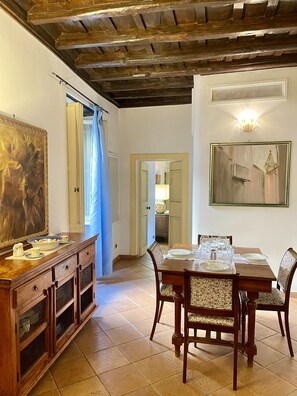 Dining - Estate4home - Trevi fountain apartment (Roma)
