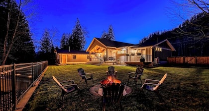 Escape to The Antler House, a spacious rural retreat!