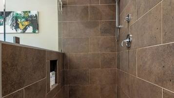 Articles de toilette écologiques, serviettes fournies, savon, shampoing