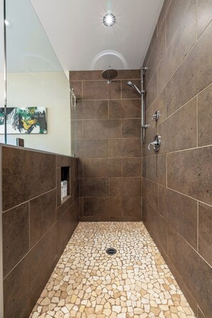 Umweltfreundliche Kosmetikartikel, Handtücher, Seife, Shampoo