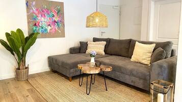 Fernseher, Tischtennisplatte, Stereoanlage