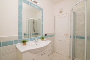 Shower, bidet, towels