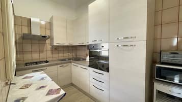 Jääkaappi, mikroaaltouuni, astianpesukone, kahvin-/teenkeitin