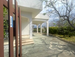 Property grounds - Villa Bonnie 25 meters from the sea (Porto Cesareo)