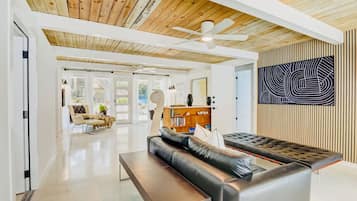 Smart TV, chimenea y impresora